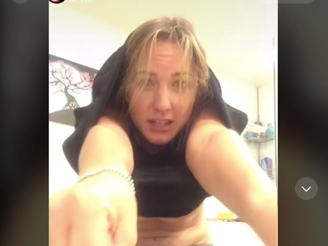 Mandy est coincée dans sa nouvelle robe 